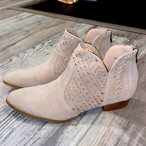 NEW! 8.5 Women’s booties, back zipper, tan. FALL look w/ jeans, skirts, dresses